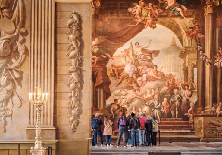Visitantes contemplan las pinturas monumentales del Painted Hall de Greenwich. 2. External_-_Domes_from_Lower_Grand_Square… ALT italiano Old Royal Naval College di Greenwich Descrizione italiana Vista delle cupole dell’Old Royal Naval College dalla Lower Grand Square. ALT spagnolo Old Royal Naval College de Greenwich Descrizione spagnola Vista de las cúpulas del Old Royal Naval College desde la Lower Grand Square. 3. Upper_Grand_Square_Image… ALT italiano Upper Grand Square dell’Old Royal Naval College Descrizione italiana Vista del cortile e degli edifici storici dell’Old Royal Naval College. ALT spagnolo Upper Grand Square del Old Royal Naval College Descrizione spagnola Vista del patio y de los edificios históricos del Old Royal Naval College. 4. Chapel_new_lighting… ALT italiano Cappella dell’Old Royal Naval College Descrizione italiana Interno della Cappella di San Pietro e San Paolo a Greenwich. ALT spagnolo Capilla del Old Royal Naval College Descrizione spagnola Interior de la Capilla de San Pedro y San Pablo de Greenwich. 5. Skittle_Alley_at_Old_Royal_Naval_College… ALT italiano Pista da birilli dell’Old Royal Naval College Descrizione italiana La storica pista da birilli vittoriana dell’Old Royal Naval College. ALT spagnolo Bolera del Old Royal Naval College Descrizione spagnola La histórica bolera victoriana del Old Royal Naval College. Rinominerei la prima immagine con un nome più descrittivo e uniforme, ad esempio painted-hall-old-royal-naval-college-1.