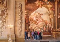 Visitantes contemplan las pinturas monumentales del Painted Hall de Greenwich. 2. External_-_Domes_from_Lower_Grand_Square… ALT italiano Old Royal Naval College di Greenwich Descrizione italiana Vista delle cupole dell’Old Royal Naval College dalla Lower Grand Square. ALT spagnolo Old Royal Naval College de Greenwich Descrizione spagnola Vista de las cúpulas del Old Royal Naval College desde la Lower Grand Square. 3. Upper_Grand_Square_Image… ALT italiano Upper Grand Square dell’Old Royal Naval College Descrizione italiana Vista del cortile e degli edifici storici dell’Old Royal Naval College. ALT spagnolo Upper Grand Square del Old Royal Naval College Descrizione spagnola Vista del patio y de los edificios históricos del Old Royal Naval College. 4. Chapel_new_lighting… ALT italiano Cappella dell’Old Royal Naval College Descrizione italiana Interno della Cappella di San Pietro e San Paolo a Greenwich. ALT spagnolo Capilla del Old Royal Naval College Descrizione spagnola Interior de la Capilla de San Pedro y San Pablo de Greenwich. 5. Skittle_Alley_at_Old_Royal_Naval_College… ALT italiano Pista da birilli dell’Old Royal Naval College Descrizione italiana La storica pista da birilli vittoriana dell’Old Royal Naval College. ALT spagnolo Bolera del Old Royal Naval College Descrizione spagnola La histórica bolera victoriana del Old Royal Naval College. Rinominerei la prima immagine con un nome più descrittivo e uniforme, ad esempio painted-hall-old-royal-naval-college-1.