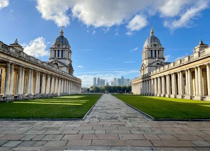 Vista del patio y de los edificios históricos del Old Royal Naval College.