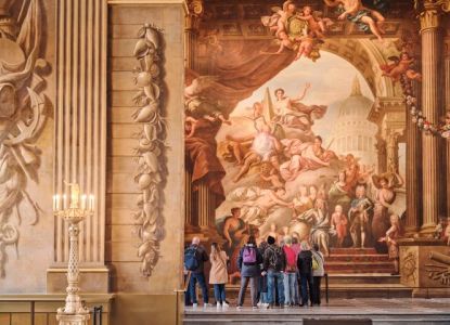Visitantes contemplan las pinturas monumentales del Painted Hall de Greenwich. 2. External_-_Domes_from_Lower_Grand_Square… ALT italiano Old Royal Naval College di Greenwich Descrizione italiana Vista delle cupole dell’Old Royal Naval College dalla Lower Grand Square. ALT spagnolo Old Royal Naval College de Greenwich Descrizione spagnola Vista de las cúpulas del Old Royal Naval College desde la Lower Grand Square. 3. Upper_Grand_Square_Image… ALT italiano Upper Grand Square dell’Old Royal Naval College Descrizione italiana Vista del cortile e degli edifici storici dell’Old Royal Naval College. ALT spagnolo Upper Grand Square del Old Royal Naval College Descrizione spagnola Vista del patio y de los edificios históricos del Old Royal Naval College. 4. Chapel_new_lighting… ALT italiano Cappella dell’Old Royal Naval College Descrizione italiana Interno della Cappella di San Pietro e San Paolo a Greenwich. ALT spagnolo Capilla del Old Royal Naval College Descrizione spagnola Interior de la Capilla de San Pedro y San Pablo de Greenwich. 5. Skittle_Alley_at_Old_Royal_Naval_College… ALT italiano Pista da birilli dell’Old Royal Naval College Descrizione italiana La storica pista da birilli vittoriana dell’Old Royal Naval College. ALT spagnolo Bolera del Old Royal Naval College Descrizione spagnola La histórica bolera victoriana del Old Royal Naval College. Rinominerei la prima immagine con un nome più descrittivo e uniforme, ad esempio painted-hall-old-royal-naval-college-1.