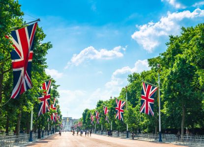 The Mall y el Palacio de Buckingham con banderas británicas