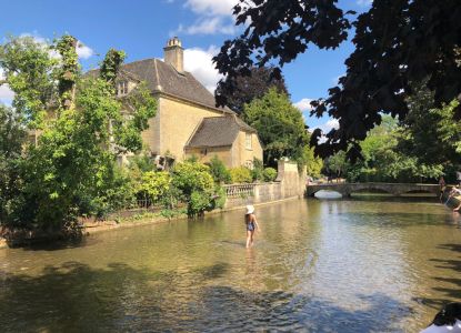 Casas de piedra junto al río en las Cotswolds, tour desde Londres