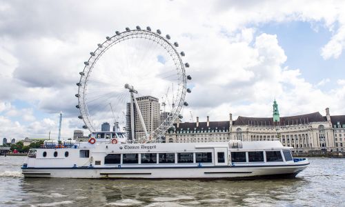 Crucero de Fin de Año en Londres con fuegos artificiales a bordo del Thomas Doggett