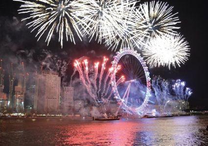 Crucero de Nochevieja en Londres con fuegos artificiales de Nochevieja a bordo del Monsoon Clipper