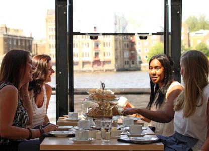 Reservar crucero por el Támesis con té de la tarde.