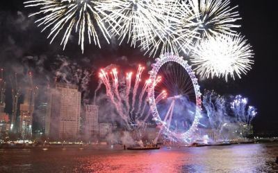 Crucero de Nochevieja en Londres con fuegos artificiales de Nochevieja a bordo del Monsoon Clipper