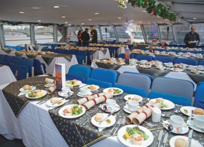 25 de diciembre almuerzo festivo con crucero por el Támesis