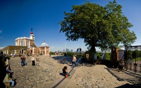 Visitantes cruzando el Primer Meridiano del Mundo en el Real Observatorio de Greenwich