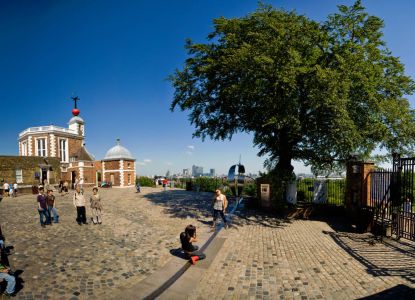 Visitantes cruzando el Primer Meridiano del Mundo en el Real Observatorio de Greenwich