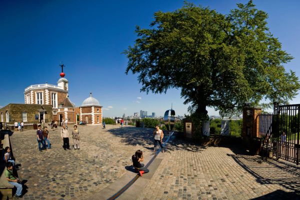 Visitantes cruzando el Primer Meridiano del Mundo en el Real Observatorio de Greenwich