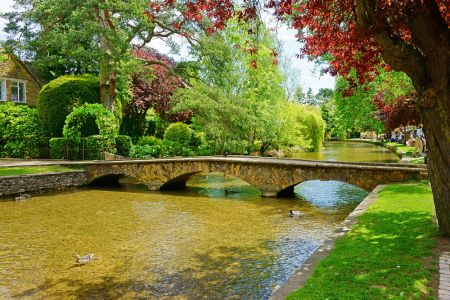 Bourton-on-the-Water: El encanto de los canales y los puentes en un escenario idílico