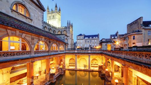 Visitar los Baños Romanos de Bath.