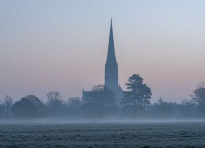 Impresionante vista de la aguja de la Catedral de Salisbury