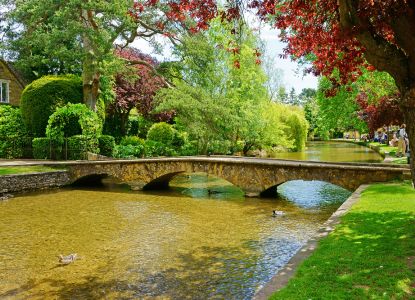 Bourton-on-the-Water: El encanto de los canales y los puentes en un escenario idílico