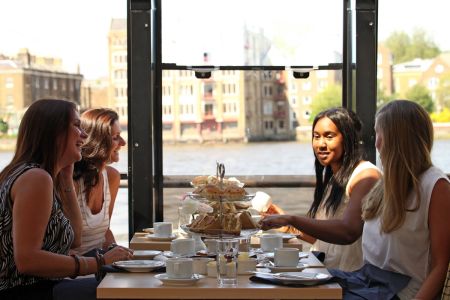 Reservar crucero por el Támesis con té de la tarde.