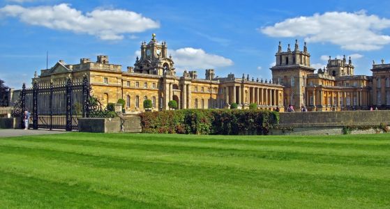 Palacio de Blenheim: Una joya arquitectónica rodeada de esplendor natural.